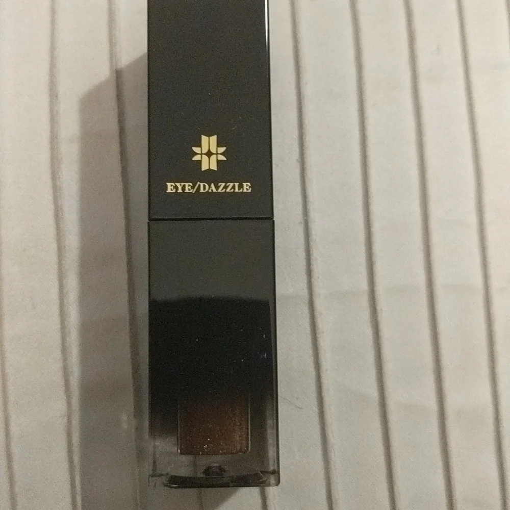 NWT Natural Longwear liquid eyeshadow
